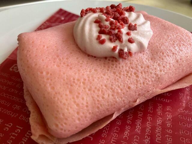 いちご色のクレープ生地に、いちご色のクリームが絞られている。【コンビニ最新スイーツ正直レビュー】
