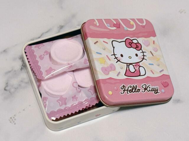 中には、いちご味のラムネが3個入り