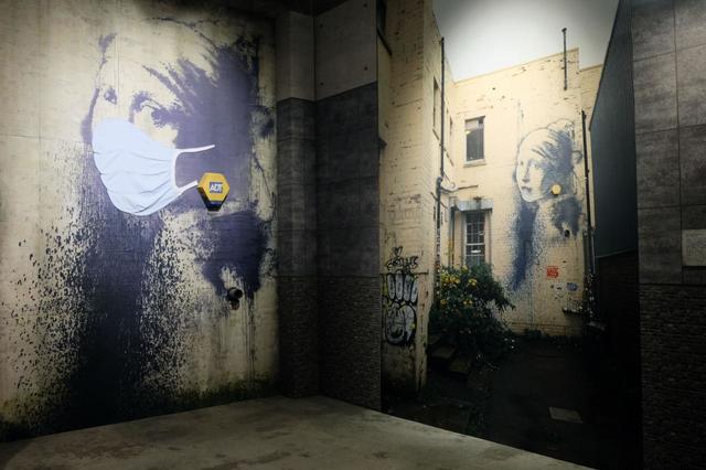 《Girl with a Pierced Eardrum》の再現展示