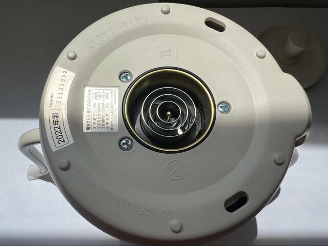 【アイリスオーヤマドリップケトル 温度調節付 IKE-C601T-CW】本体の裏面も汚れや水がついていないか確認