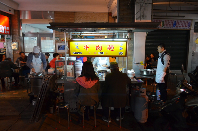 ４～５人しか座れない『汕頭原汁牛肉麺』屋台のカウンターは常にいっぱい。遠くから週一で通うファンも