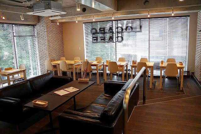 テーブル席やソファ席も