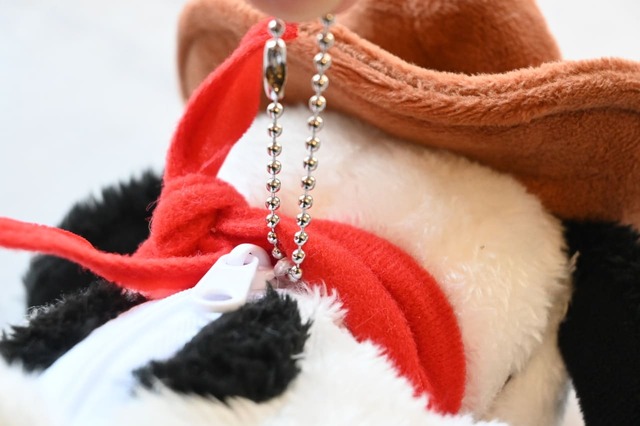 【『SNOOPY 2026 午 カウボーイスヌーピーのぬいぐるみポーチ BOOK』（宝島社）】首の後ろにボールチェーン付き