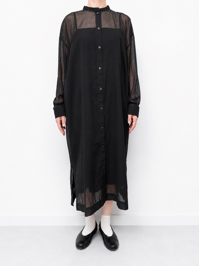 【無印良品 強撚シアー 長袖シャツワンピース】シャツワンピならではの“きちんと見え”と、シアー素材の清涼感を両立した上品な一着!