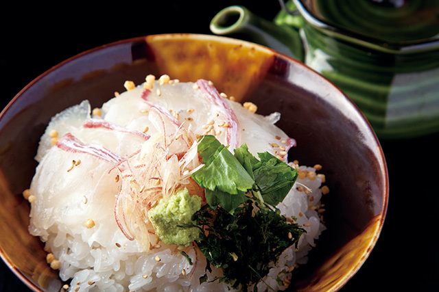 銀座米料亭 八代目儀兵衛（銀座） 京の鯛茶漬け 1520円　刺身でも味わいたいほど鮮度抜群の鯛を、ほうじ茶香る特製だしと薬味でいただく変わり茶漬け。