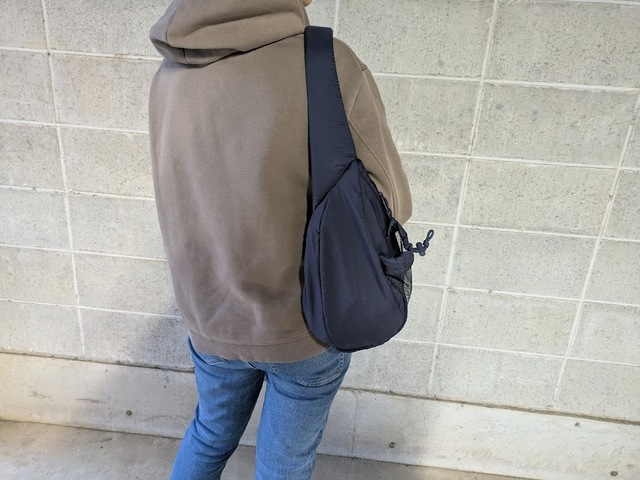 【GU　スリングショルダーバッグ】ラフな肩掛けスタイルにもぴったりです◎