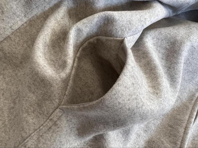 【ファッションセンターしまむらYUMノーカラーCT】ポケット付き。ミニバッグでも安心!