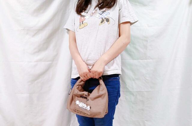 手持ちだとキュートな印象に【スヌーピーのくるくる丸めてサイズ調整できる保冷バッグ『SNOOPY（スヌーピー）2WAY COOLER BAG BOOK』価格：2,530円（税込）】