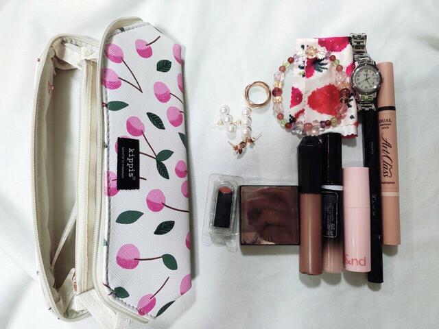 コスメやアクセサリーが収納できる