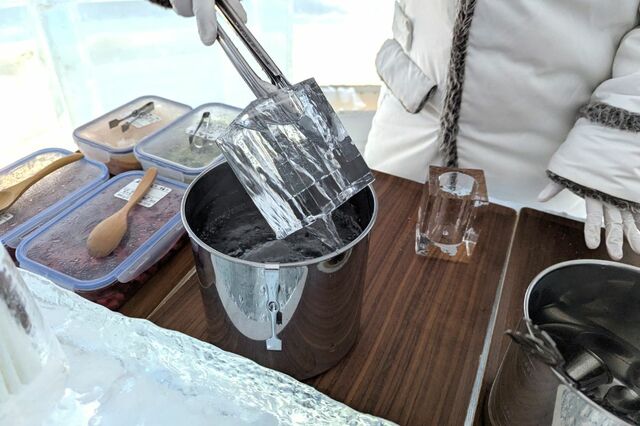 【リゾナーレトマム】アイスヴィレッジ内の「氷のBar」のカクテルを注ぐ氷でできたグラス
