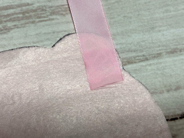 リボンを貼り付けます