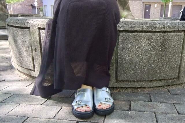 【GLOBAL WORK らくっションストラップサンダル】スカートでもパンツでも合う、スタイルを選ばない一足。靴下と組み合わせるのもおすすめ！