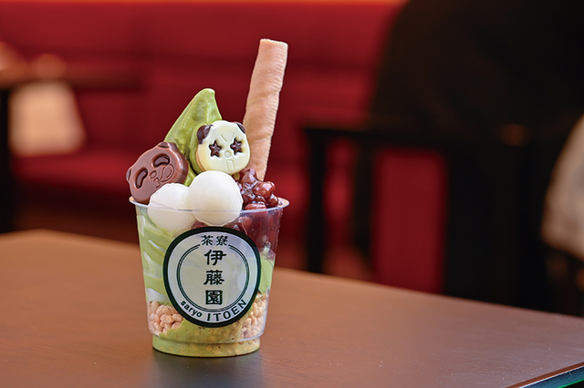 抹茶白玉あずきソフトクリーム（テイクアウト530円／イートイン540円）｜上野茶寮 伊藤園