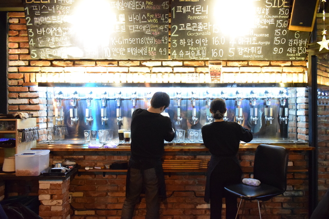 FARMERS・BREWERY』のスタッフは、ていねいにビールを注いでくれるので、提供まで少々時間がかかるが、美味しいひと口目のためにがまんがまん