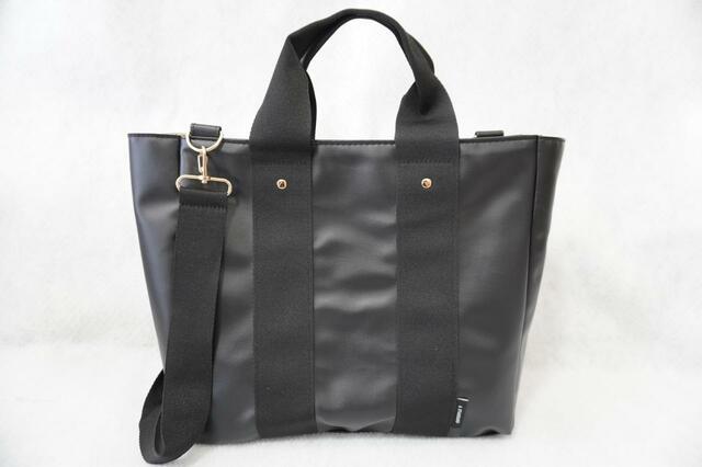 大きすぎず小さすぎないサイズ感のトートバッグ