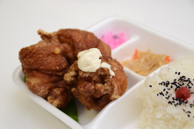 『日本亭』唐揚げ弁当／タルタルソースで