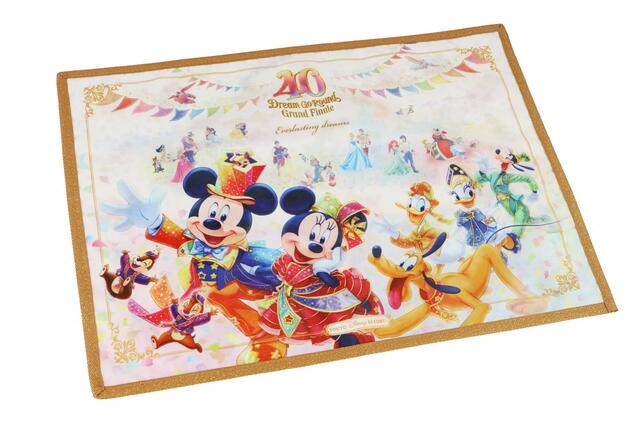 スーベニアランチョンマット 対象メニューにプラス800円｜東京ディズニーリゾート40周年“ドリームゴーラウンド”グランドフィナーレ スーベニア付きメニュー｜発売日：2024年1月23日（火）｜販売店舗：東京ディズニーランド「プラズマ・レイズ・ダイナー」、東京ディズニーシー「カフェ・ポルトフィーノ」