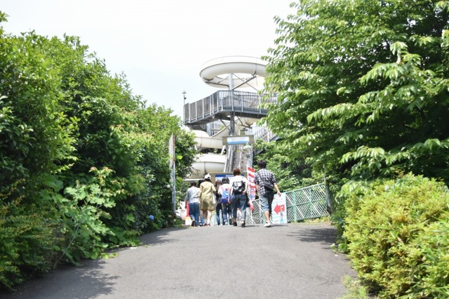 受け付けはあの奥の方らしい