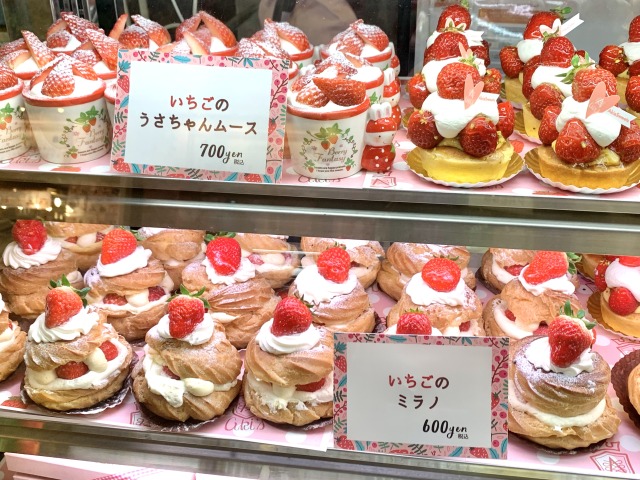 〈湘南スイーツ アキズ〉「いちごのうさちゃんムース」（700円）、「いちごのミラノ」（600円）