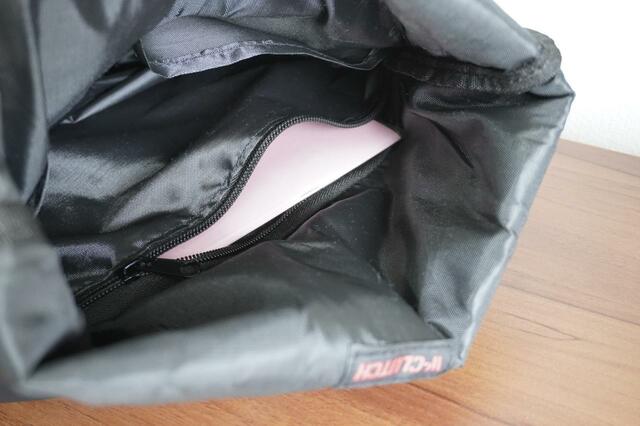 A5サイズのノートが入る大きなファスナーポケット