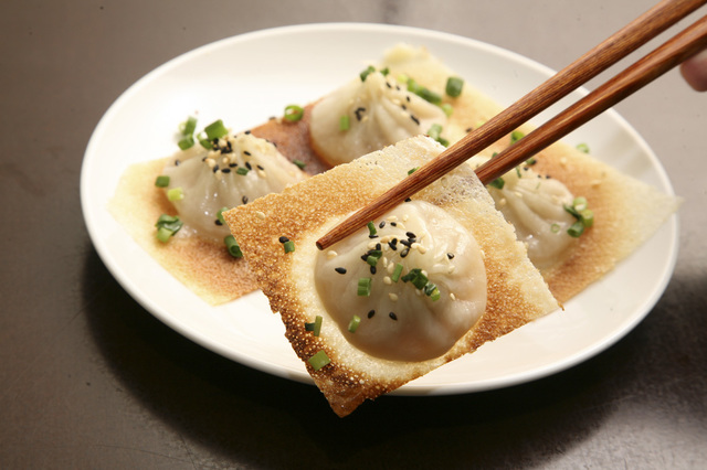 話題沸騰中の新感覚フード「羽根つき焼小籠包」