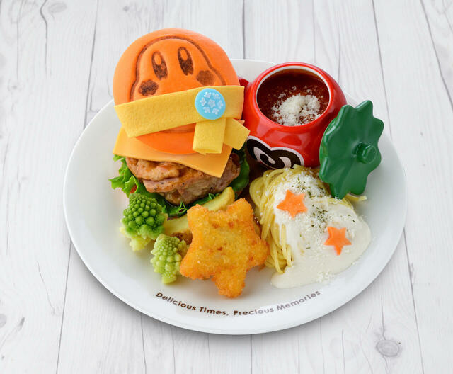 「冬のワドルディバーガー＆粉雪チーズのパスタ」＜価格：3,388円(税込)スーベニアプレート付き／2,398円(税込)スーベニアプレートなし＞【「カービィカフェ」にミルクやチーズを使ったHOTメニューが登場！冬限定グッズも見逃せないかわいさ♪】