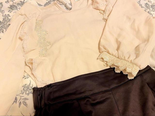 【GU（ジーユー） サテンストレートパンツZ+E】ブラウスを合わせれば落ち着いた印象に！