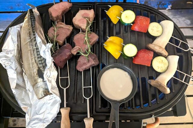 【クスクスグランピング真鶴】夕食のBBQはグリルで焼き上げていく