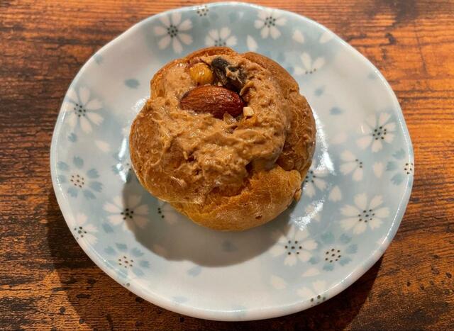 【ローソン Uchi Café Spécialité 実のりクリームシュー】トッピングの周りにプラリネクリームが見えます