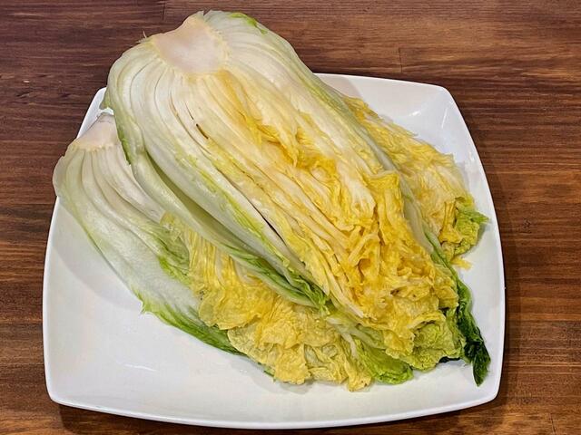 【釜めし 大統領】塩水に漬けた白菜。塩味だけでなく、甘みも含んでいた