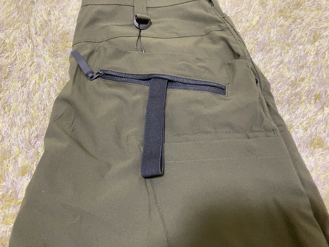 【ワークマン SOLOTEXバズライトストレッチ ジョガーパンツ】ヒップポケットの中にはくるくるストラップ