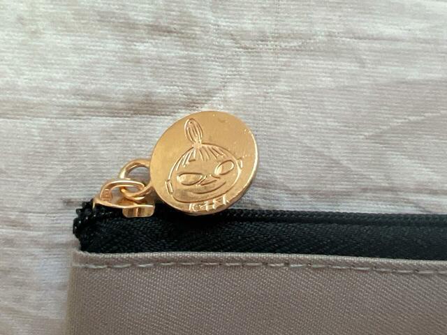 【cookpad plus2024年秋号付録/リトルミイフラットミニポーチ】ミディアムコスメポーチとお揃いのメタリックチャーム付き！