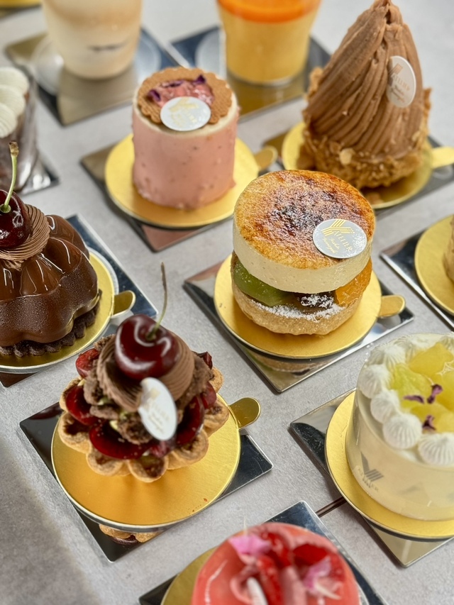 【Atelier Y】宝石のようなケーキがカウンターに並んでいる。画像／アトリエワイ提供