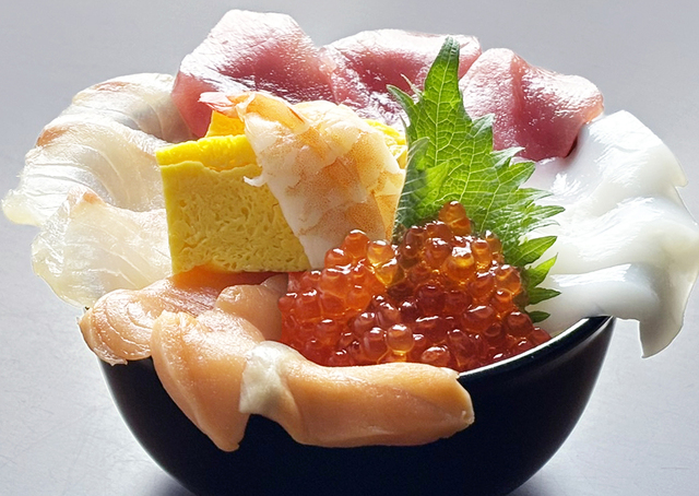 「海鮮寿司ネタコーナー」<期間:2025年8月13日、14日、15日>【ホテルクラウンパレス知立で”蟹・イクラ・ステーキ”食べ放題!3日間限定の「ファミリーサマーバイキング」開催!】