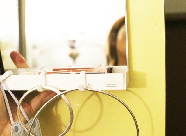 【山崎実業Tower マグネット ミラー&収納ラック】ちょっとしたアクセサリーや小物を置ける