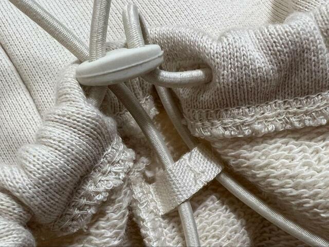 【UNIQLO スウェットカーゴパンツ】アジャスターは引っ張るだけで簡単に調節できる