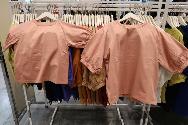 パフスリーブTシャツ　左:キッズ用/右:大人用