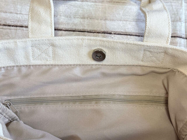 内側のボディ側にファスナーポケット付き