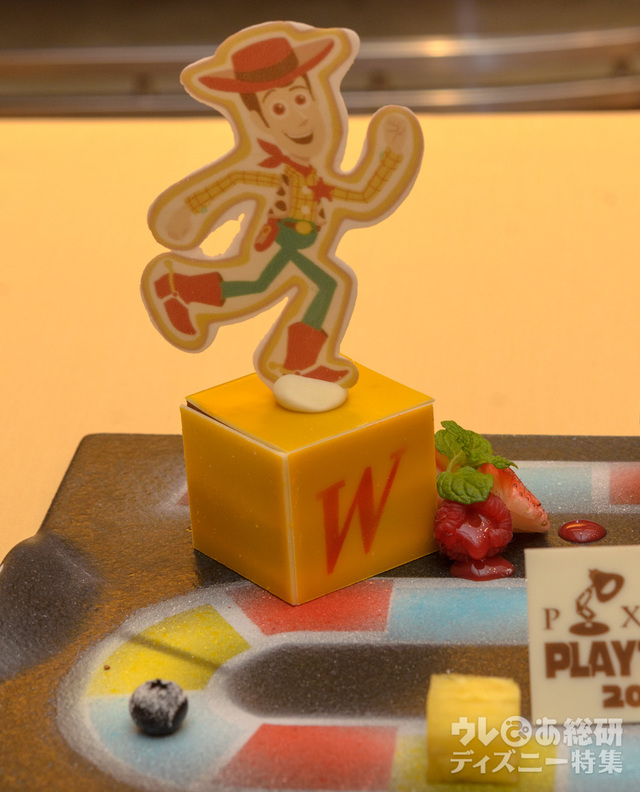 「エンパイア・グリル」“ピクサー・プレイタイム”エンパイアディナー：チョコレートケーキ ラズベリーとマンゴーのソルベ｜ディズニーアンバサダーホテル