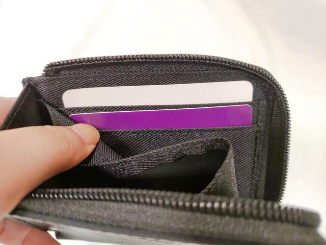 【Calvin Klein（カルバン・クライン）ミニ財布】ナイロン製なので、出し入れもスムーズ