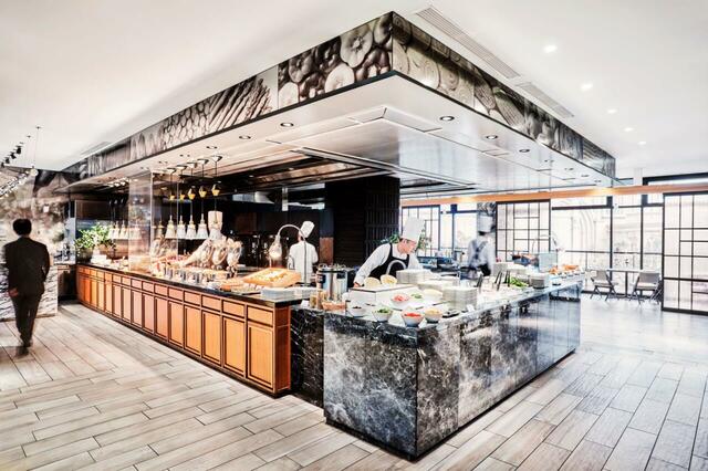 「店内 イメージ」＜期間：2025年7月1日～2025年8月31日＞ 【自分好みのハンバーガーが作れる！アメリカ西海岸がテーマの“アメリカングルメブッフェ”開催【ストリングスホテル 名古屋】】