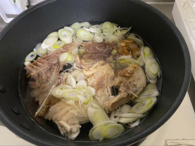 【ガスト 自家製ローストチキン】残ったチキンと骨はスープに変身