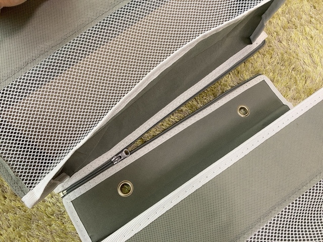 【HASONA ウォールポケット 6段】付属のL字型フックを掛ける穴が上部にあります