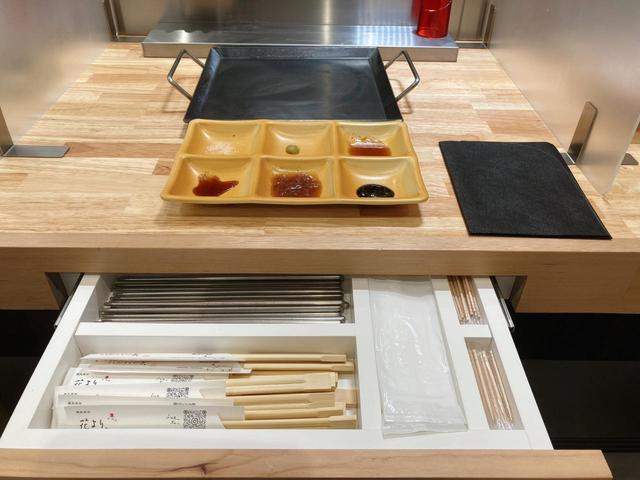 カウンターにカトラリーが用意されている