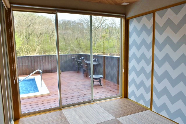 琉球畳の部屋からプールが見える