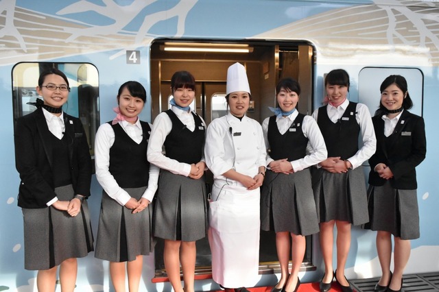 女性スタッフがおもてなし