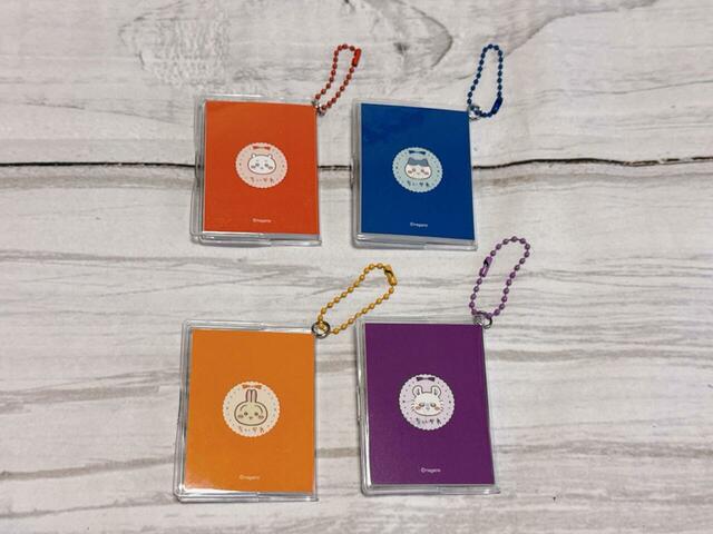 『ちいかわ』×100円ショップ新作グッズ第8弾「ちいかわ ミニメモキーチェーンボタン付き」裏表紙はスカラップフレームにリボン、さらにキャラクターのお顔イラスト入り。背面まで抜かりなくかわいいのがうれしいポイント！