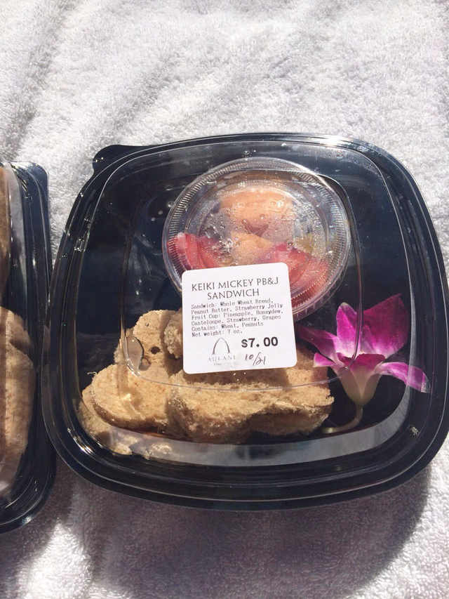 KEIKI=子供向けのテイクアウトメニュー。ミッキーシェイプのパンがカワイイ。