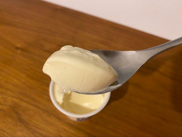 【シャトレーゼ 糖質70％カットのアイス マダガスカルバニラ4個入】バニラビーンズの黒いつぶつぶが入っている