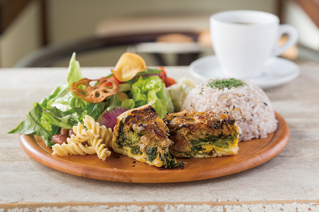 長谷 ・cafe 坂の下／日替わりのランチ（ドリンク付き1420円）も好評。この日はキッシュ。